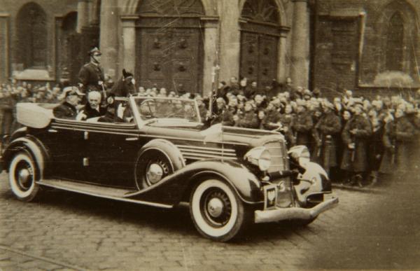 Horthy z Moscickim 1937  na rynku w Krakowie.jpg